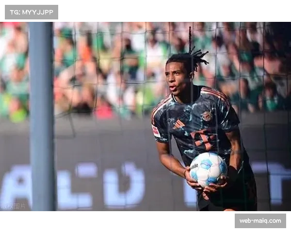 凯恩点球破门后指向天空,致敬拜仁传奇